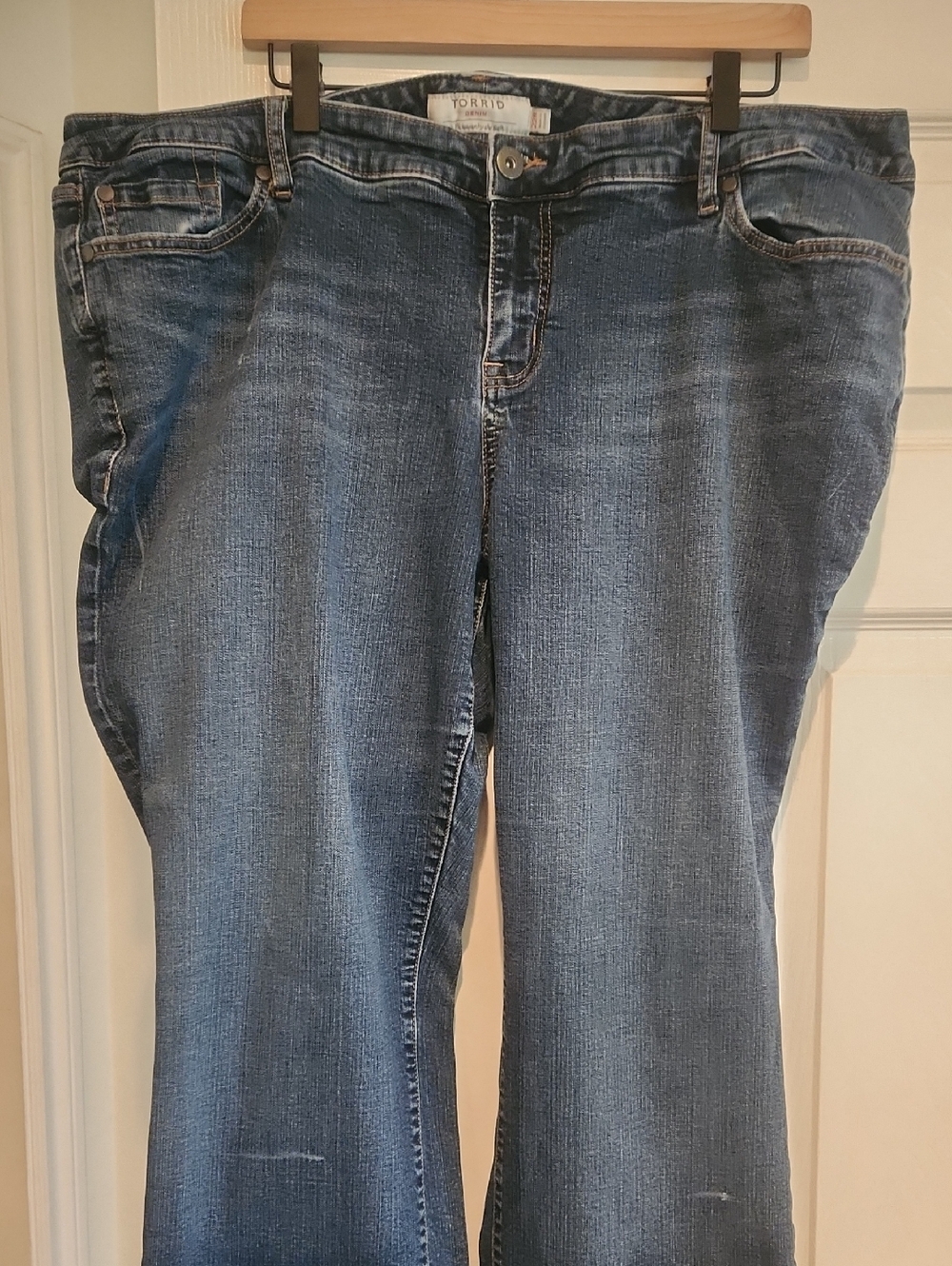 Preowned Torrid Sz 22 Relaxed Bootcut Denim Jeans Medium Wash *Bottom Hem Fray* - Picture 3 of 13